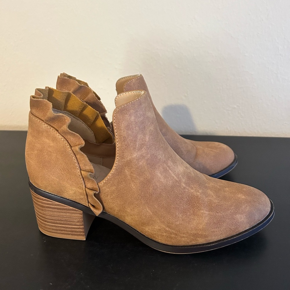 Tan ankle boots with scalloped ankle back - Picture 2 of 6